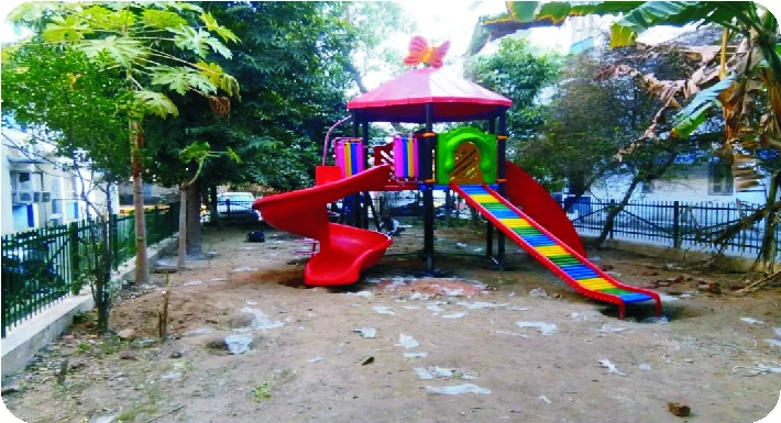 Round Multi Play System with Central Tower